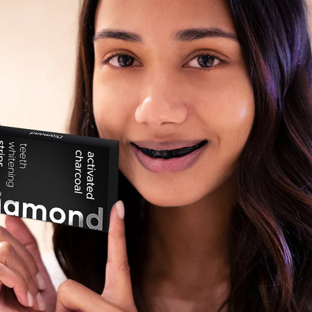 Diamond Smile Aktivkohle Zahnbleaching Streifen zur Zahnaufhellung für zu Hause mit weißen Hintergrund