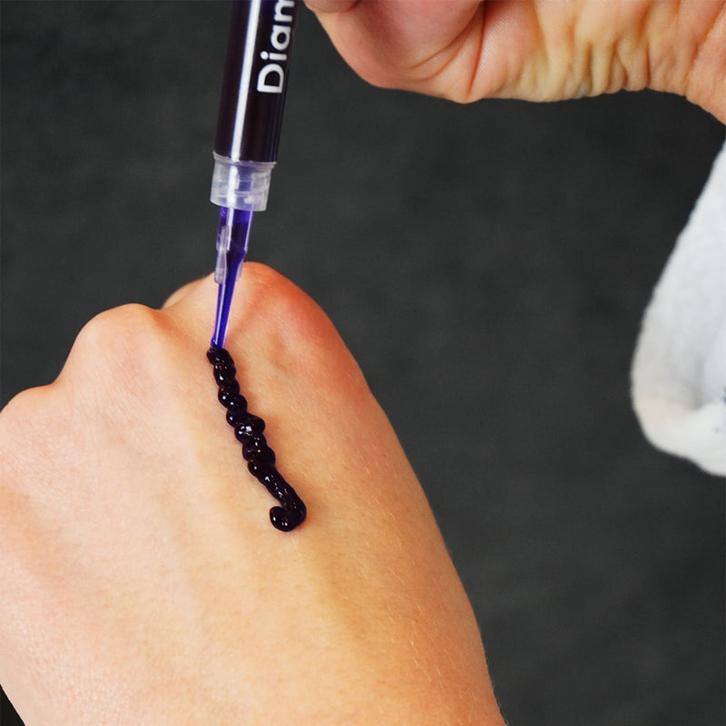 Lila Zahnbleaching Gel auf Hand von Diamond Smile