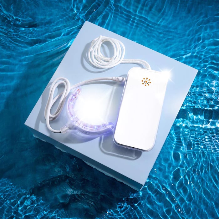Diamond Smile Power+ Phone Bleaching Mundstück LED Schiene mit Wasser im Hintergrund