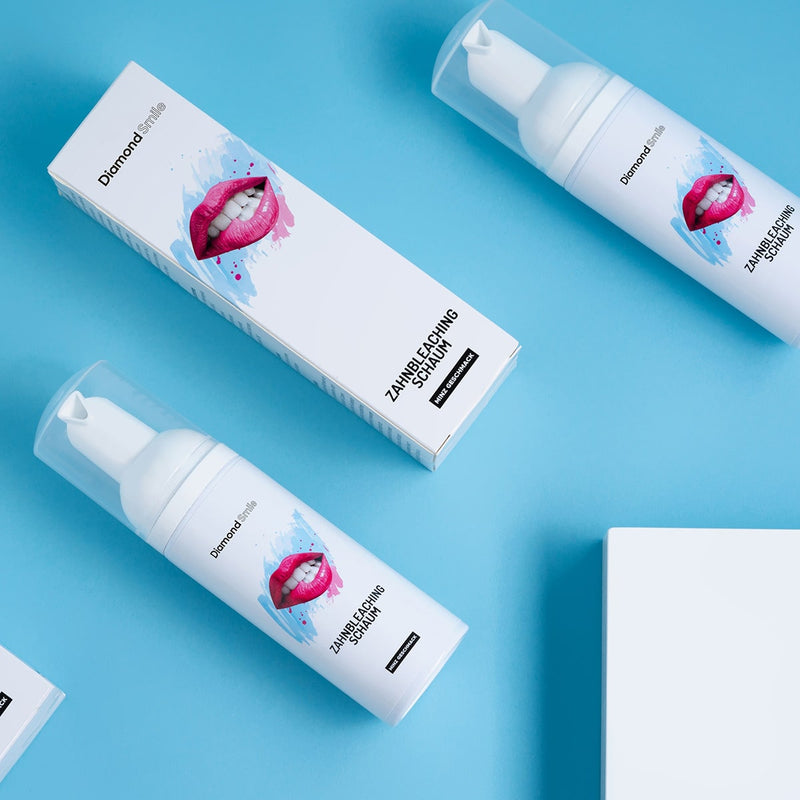 Diamond Smile Zahnbleaching Schaum und Verpackung auf blauen Hintergrund
