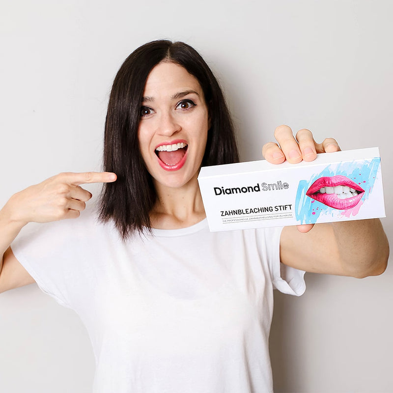Frau mit Diamond Smile Zahnbleaching Stift - Teeth Whitening Pen