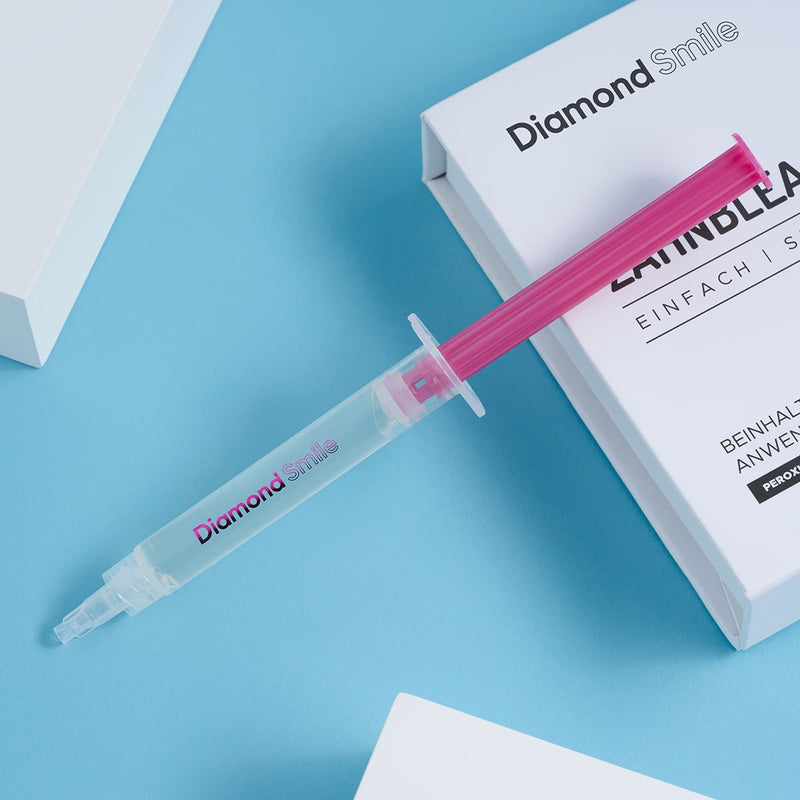 Ein Zahnbleaching Gel in einer Spritze zur Zahnaufhellung für zu Hause mit blauen Hintergrund