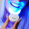 Lila Zahnbleaching Set Mundstück mit LED Lampe in der Hand von Diamond Smile