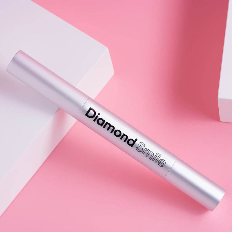 Bleaching Stift von Diamond Smile - Zahnbleaching Stift auf pinken Hintergrund